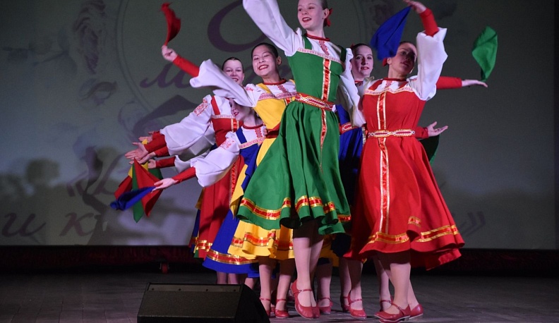 На 8 Марта людиновским женщинам преподнесли музыкальные номера и воздушные шары