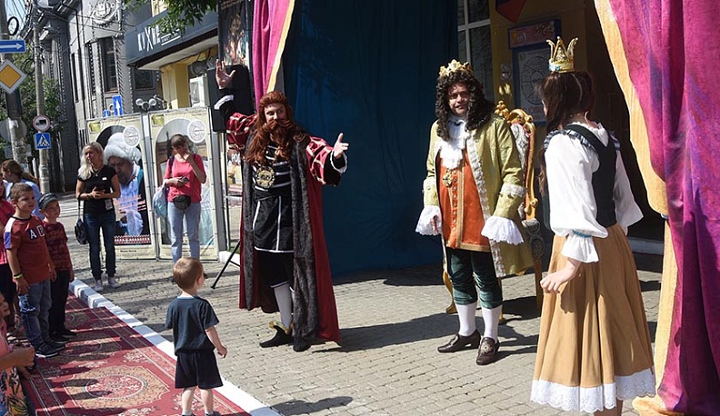 Уличный спектакль ТЮЗа в Калуге собрал 300 горожан