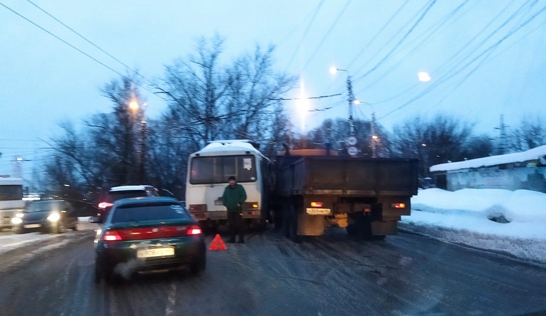 В Калуге движение на Синих мостах парализовало из-за столкновения КАМАЗа и автобуса
