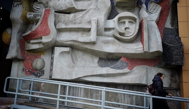 В Калуге отреставрировали мозаичные рельефы «Космос» и «Математика»