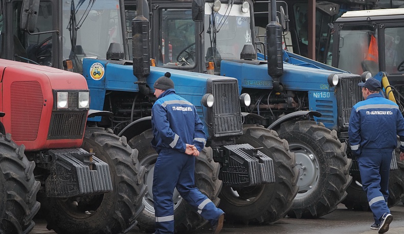 Губернатор оценил готовность техники Калужской МТС к выходу в поле
