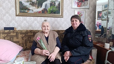 Сотрудники МОМВД Юхновского округа присоединились к акции «8 Марта — в каждый дом»