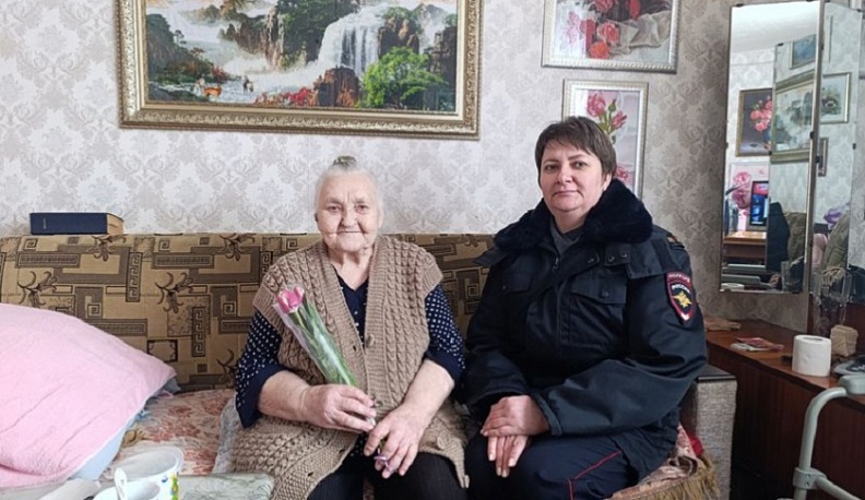 Сотрудники МОМВД Юхновского округа присоединились к акции «8 Марта — в каждый дом»