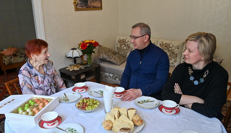 Владислав Шапша поздравил с 95-летием жительницу наукограда