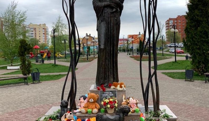 Калужане возлагают цветы в память о погибших в гимназии Казани