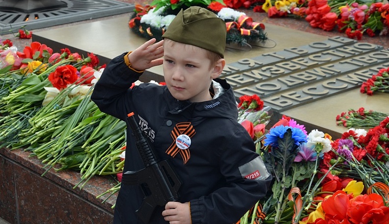 В Калуге возложили цветы к Могиле Неизвестного солдата