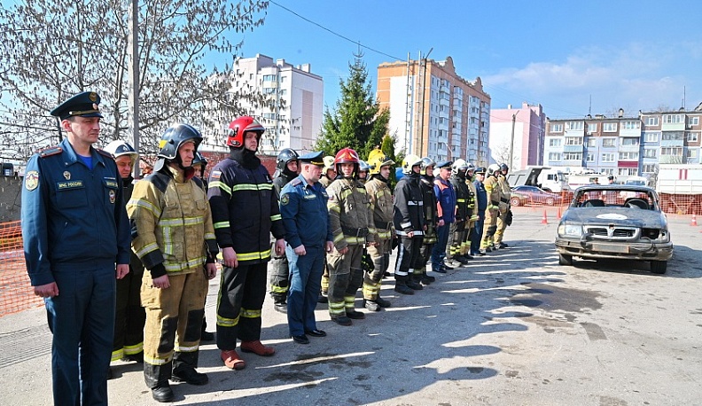 В Калуге проходят соревнования спасателей по оказанию помощи попавшим в ДТП