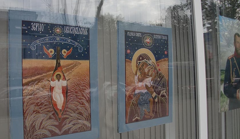 В витринах калужского Дома художника выставили картины Алексея Голубева 