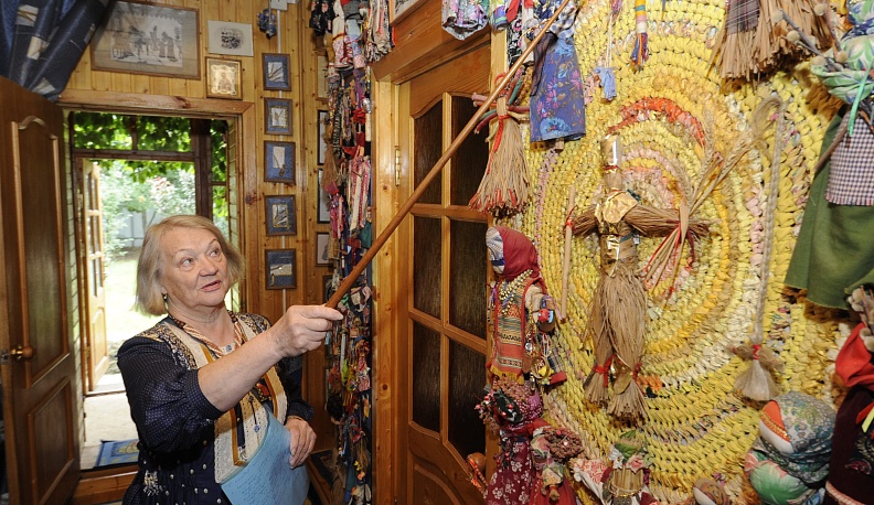 80 лет, а всё еще играет в куклы