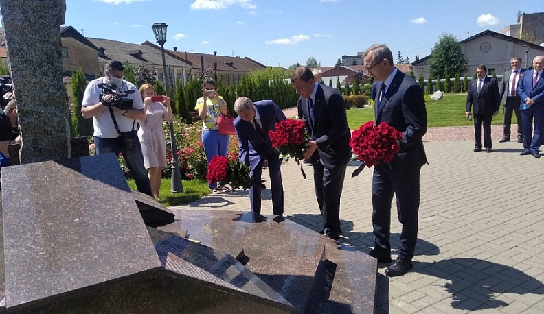 Андрей Турчак, Владислав Шапша и Анатолий Артамонов возложили цветы к Вечному огню на территории КЭМЗ