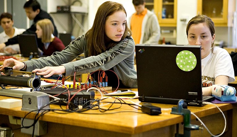 Пять школ Калужской области готовят абитуриентов для лучших вузов технического профиля