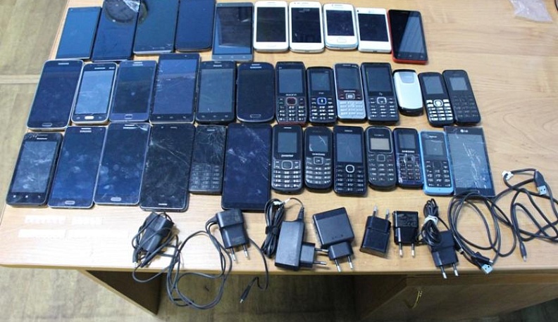 Задержан мужчина, пытавшийся перекинуть на зону 36 мобильников