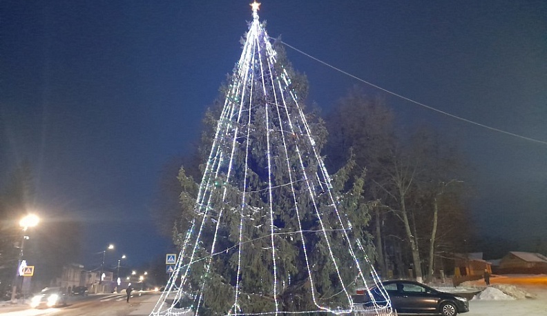 В Спас-Деменске на центральной площади установили новогоднюю ель