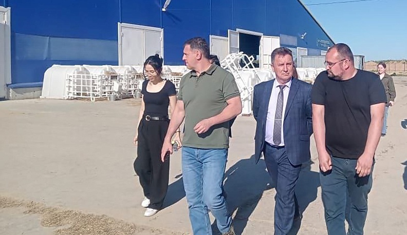 Александр Ефремов посетил животноводческий комплекс в селе Ефимцево.