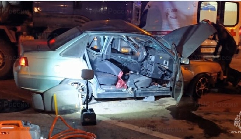 В Жуковском районе в столкновении легковушки с грузовиком пострадало несколько человек