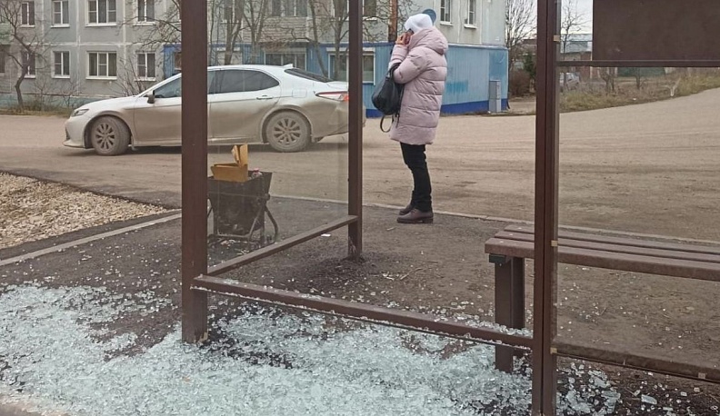 В Кондрове вандалы разбили новый остановочный павильон