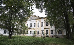 Издалека старое здание и сейчас  выглядит величественно