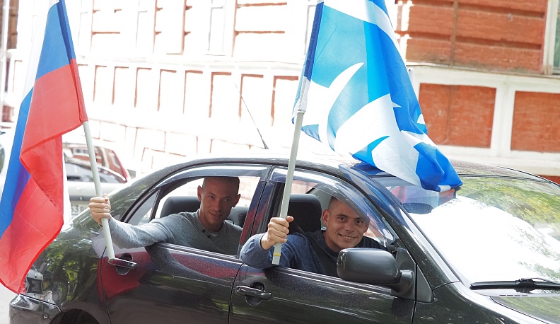 В Калуге прошел автопробег, посвященный Дню государственного флага РФ