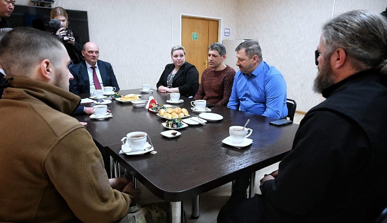 Владислав Шапша встретился с участником легендарной военной операции «Поток», отцом Алексеем