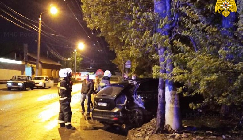 В Калуге ночью Форд Фокус протаранил столб