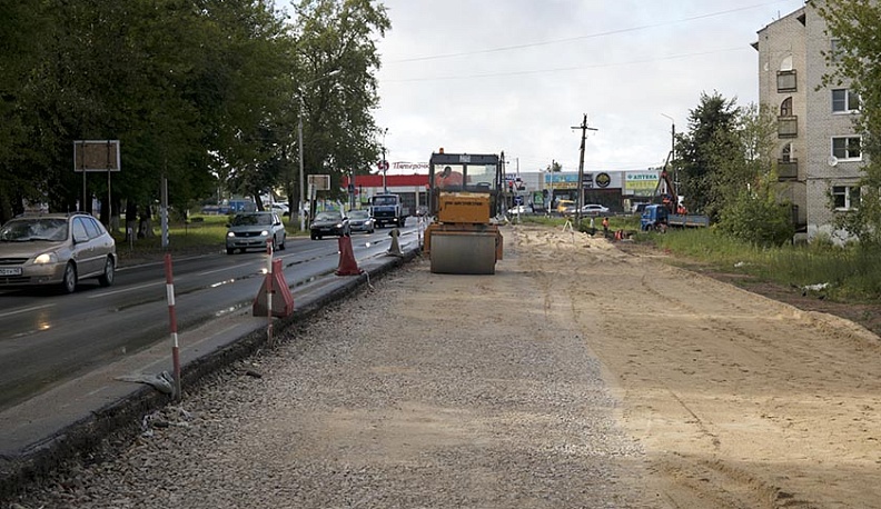 В Белоусове строители расширяют дорогу