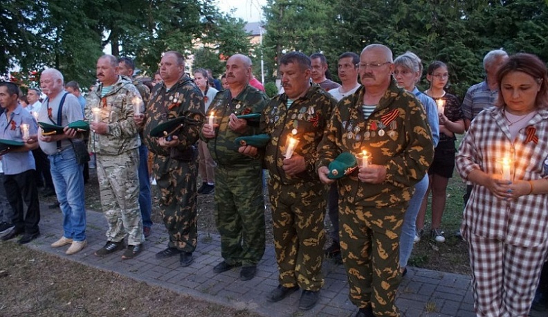 Город Воинской славы Козельск зажег сотни свечей памяти и выложил из них картину