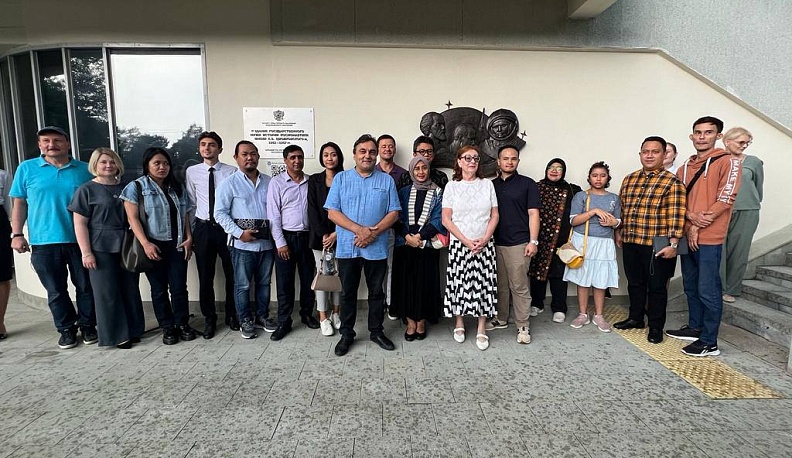 На здании Музея истории космонавтики в Калуге появилось бронзовое панно