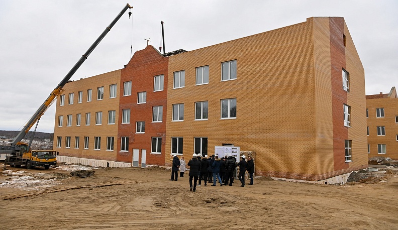 Владислав Шапша проконтролировал ход строительных работ новой школы на 250 мест в Тарусском районе
