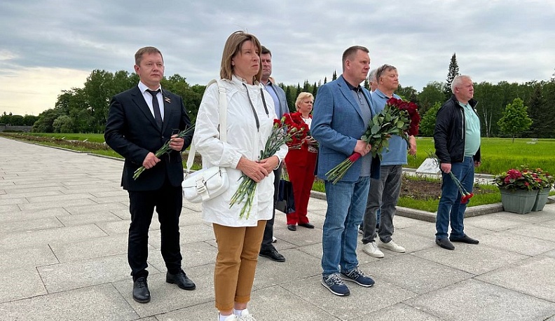 Калужская делегация возложила цветы к монументу «Мать-Родина»