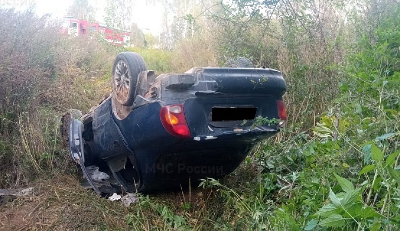 В Калужской области иномарка съехала в кювет и перевернулась