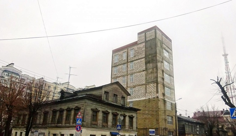 В Калуге пытаются спрятать дом без архитектуры