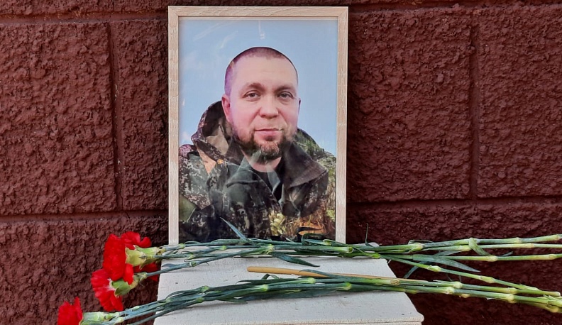 В День России в Тарусе открыли мемориальную доску герою СВО Александру Дёмкину