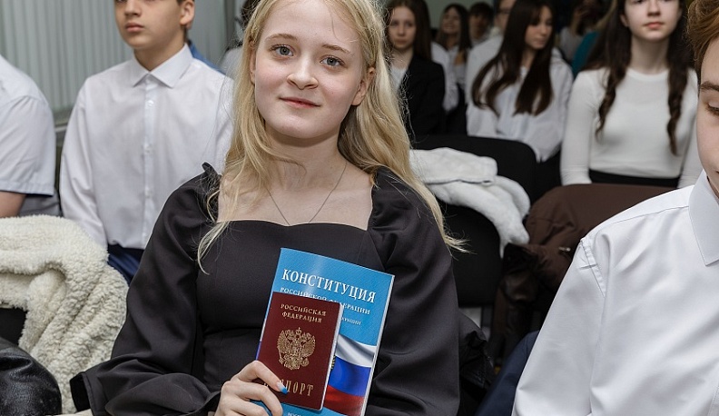 Калужские школьники получили первые паспорта на базе ОМОНа