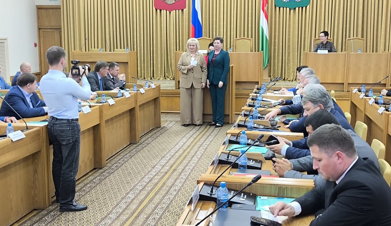 Избранные депутаты Законодательного Собрания получили удостоверения