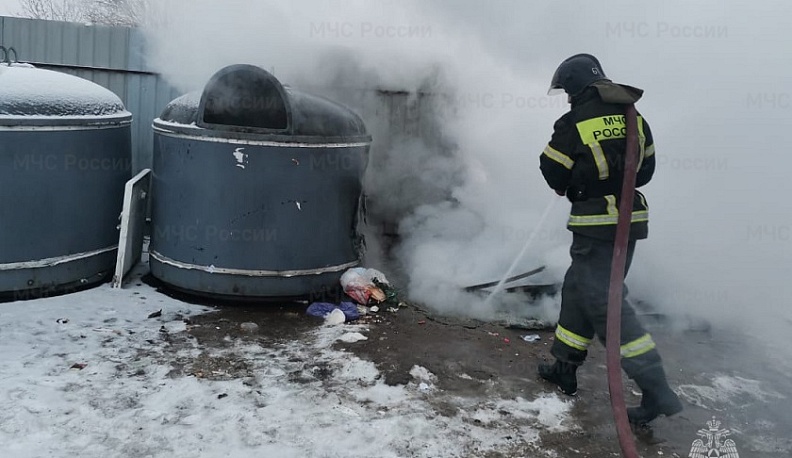 В Боровском районе загорелись мусорные баки