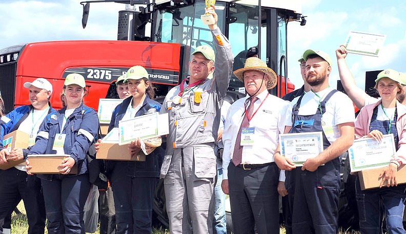 Награждение победителей конкурса «Лучший агроном сельхозпроизводства» провел Леонид Громов. Главный приз и ценный подарок получил агроном СПК «Русь» Хвастовичского района Александр Илюшкин. Второе место у Владимира Веприцкого из ООО «Киреево» Козельского