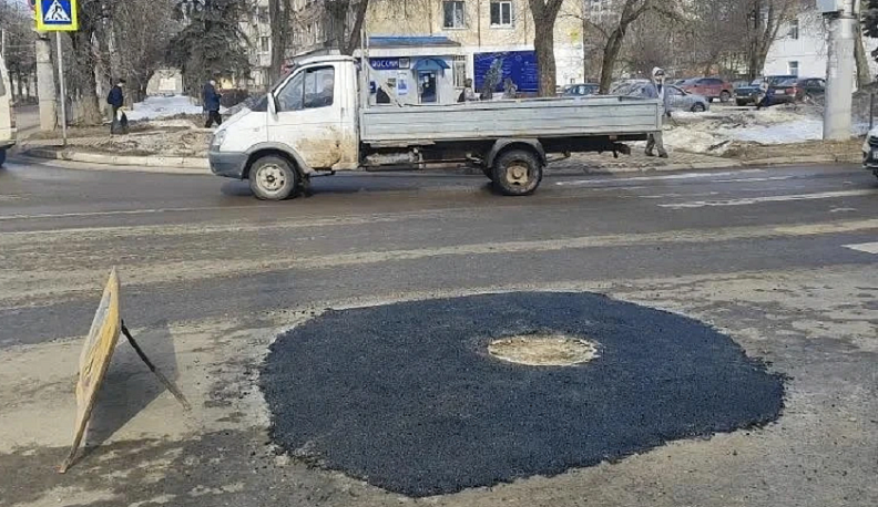 Канализационный колодец отремонтировали в Калуге после обращения в интернете