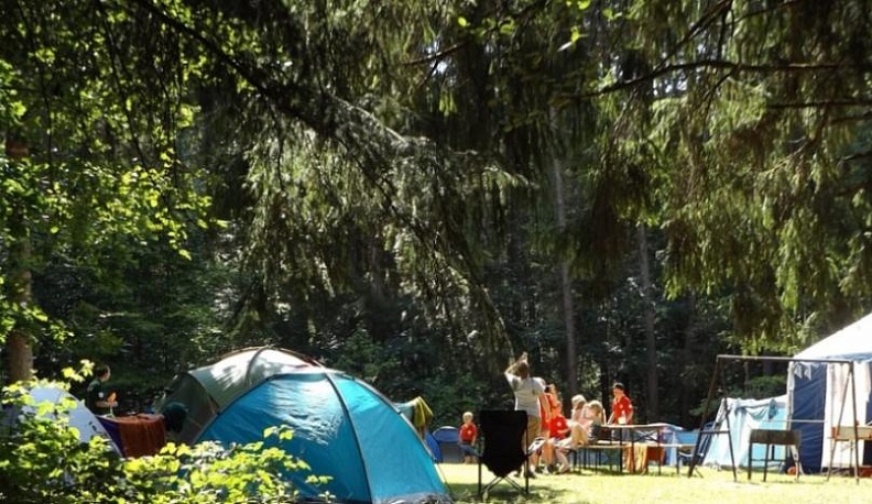 В Людиновском районе из-за ливня эвакуировали детский палаточный лагерь