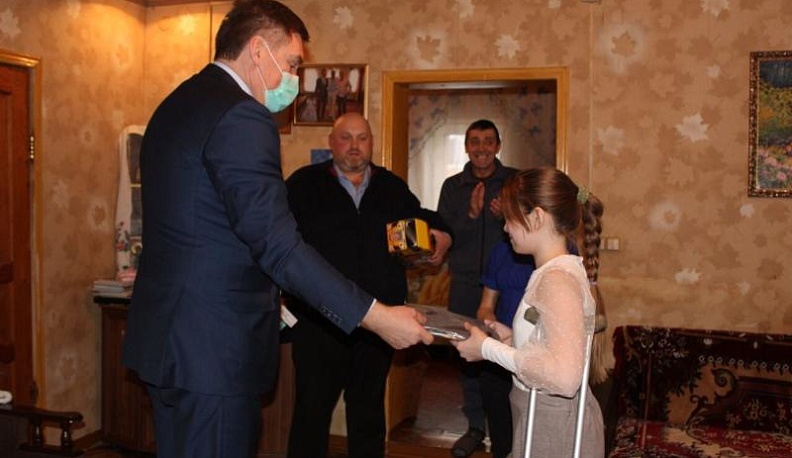 Сенатор Александр Савин подарил 11-летней калужанке ноутбук