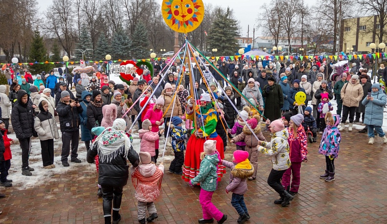 Жиздринцы поели блинов и сожгли чучело Масленицы