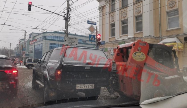 Снегопад привел уже к двум авариям в Калуге