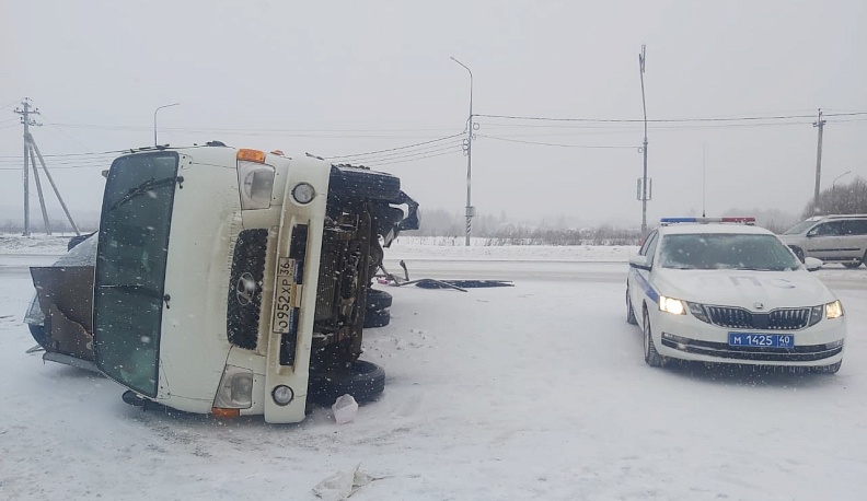 В Калуге после массового ДТП опрокинулась фура с незамерзайкой