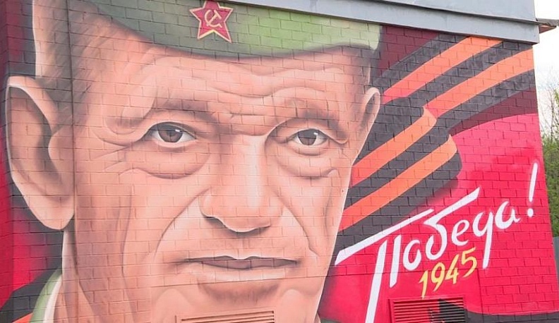 Тульский художник создал граффити в Калуге, посвященное Дню Победы