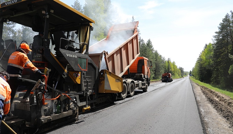 В Калужской области работы продолжаются на трассе, не ремонтировавшейся более десяти лет