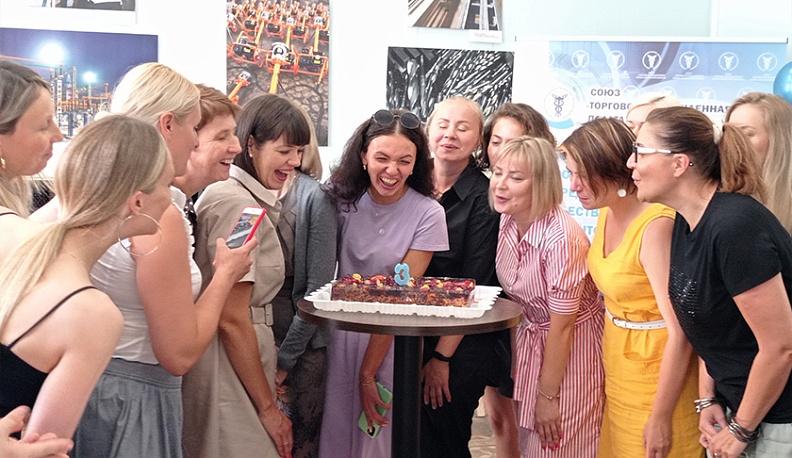 Завершилась встреча коллективным задуванием свечи на праздничном торте в честь трехлетия работы этого успешного проекта.