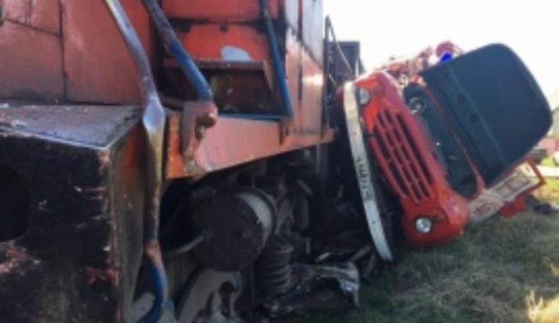 В Кирове столкнулись тепловоз и пожарная машина