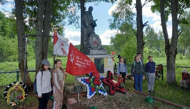 По памятным местам Спас-деменского округа прошлись калужские школьники