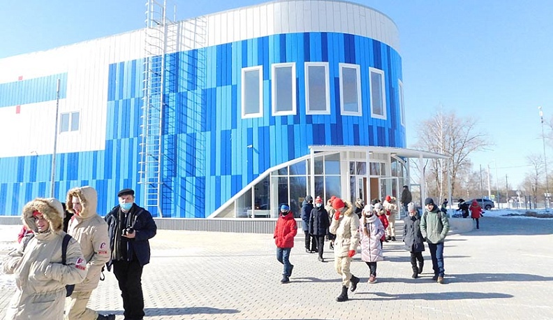 В Кондрове открылся крытый ледовый каток «Угра»