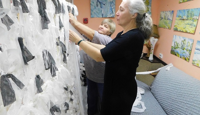 Жители Дзержинского района изготавливают маскировочные сети для участников СВО