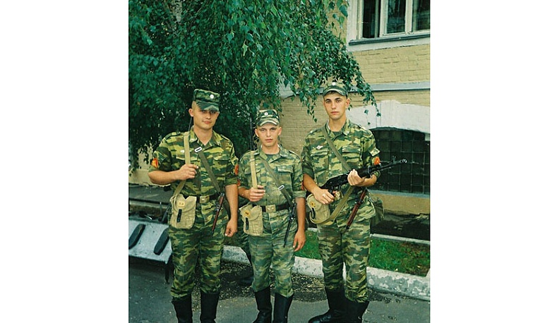 Армейские будни. Александр крайний слева.